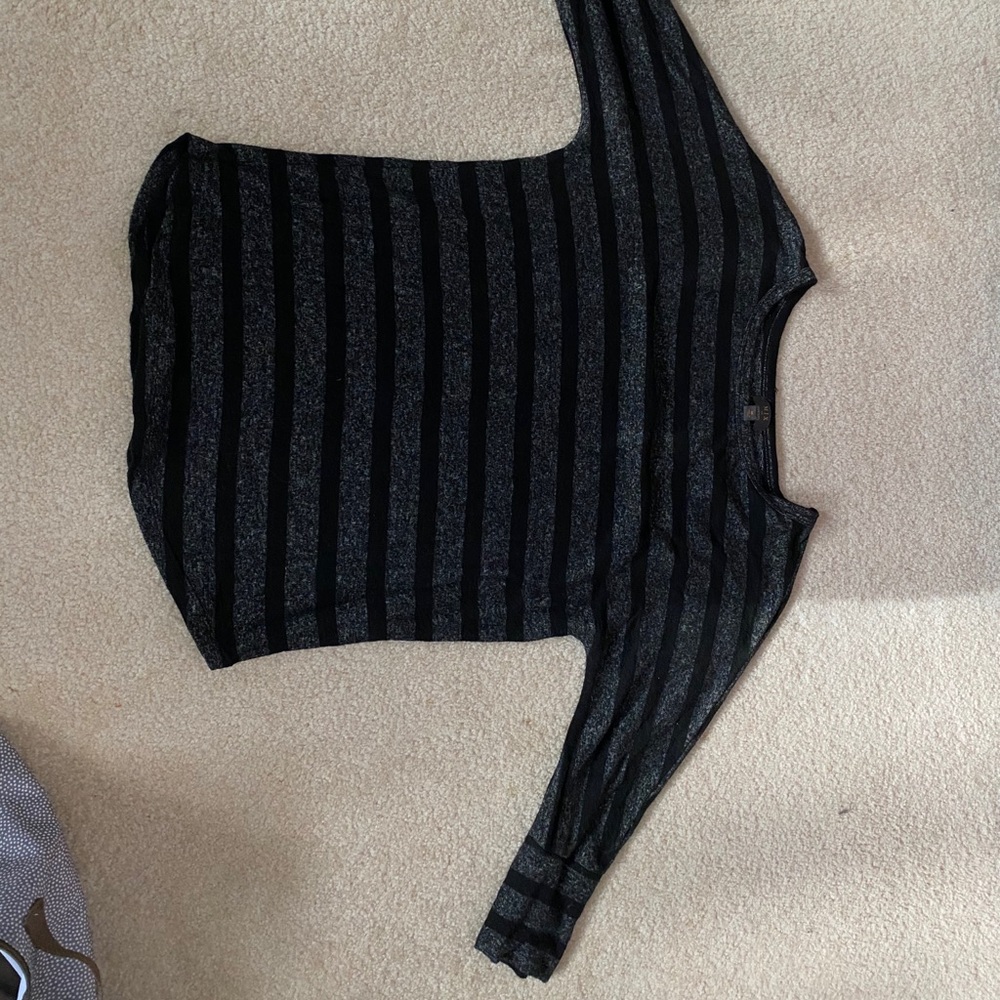 Scooped neck with 3/4 sleeves soft top.